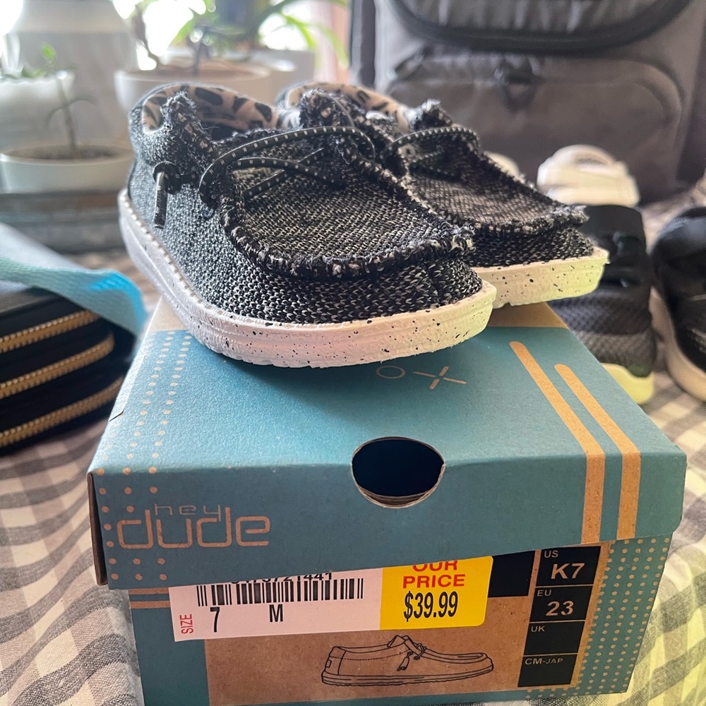 Toddler SZ 7 hey dudes